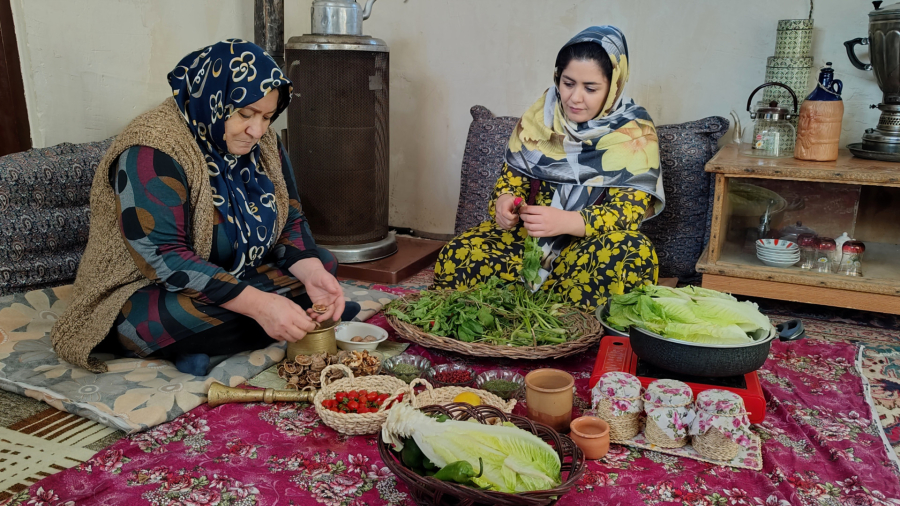 زندگی در زمستان در روستای کوهستان آذربایجان | آشپزی در دهکده برفی!
