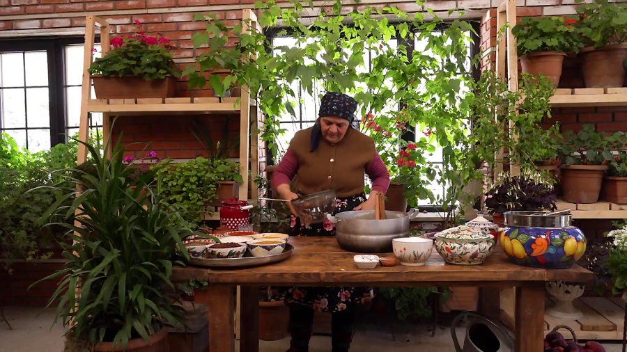 آشپزی در طبیعت زیبای برفی ۱