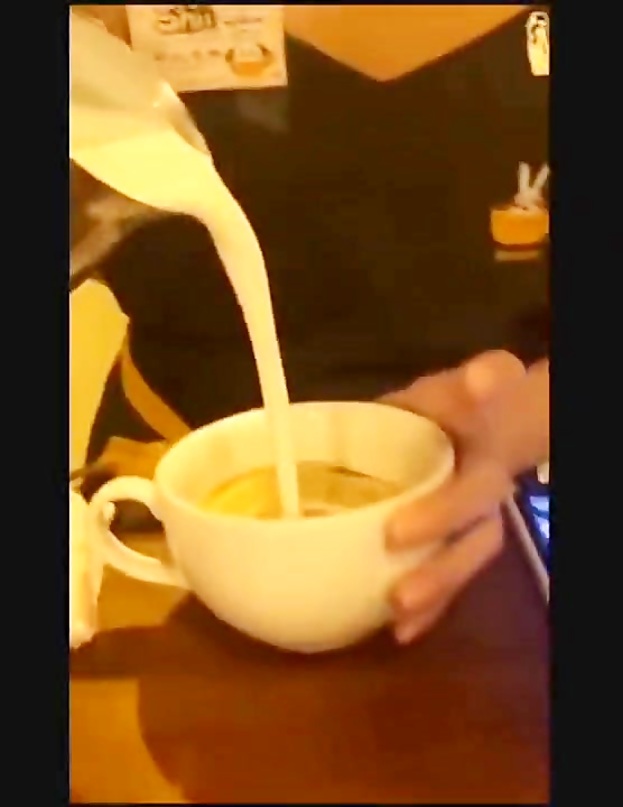 کافه‌ای در ژاپن عکس بده و قهوه تحویل بگیر