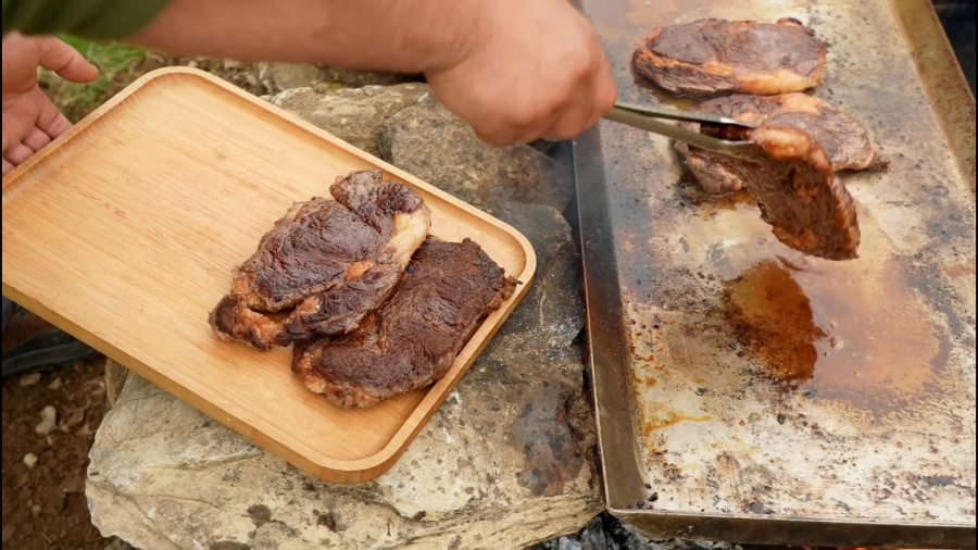 آرامش با طبیعت والبته بوی استیک بسی جالب و خوشمزه