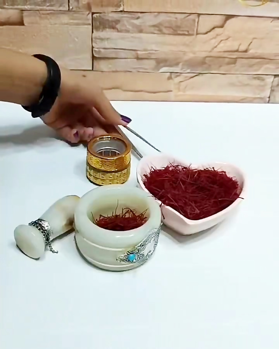 زعفران با آب داغ یا با یخ