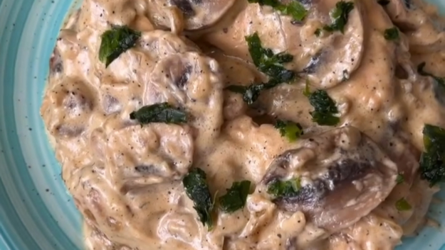 طرز تهیه خوراک مرغ مارسالا خوشمزه و خامه‌ای | دستور ساده و مجلسی