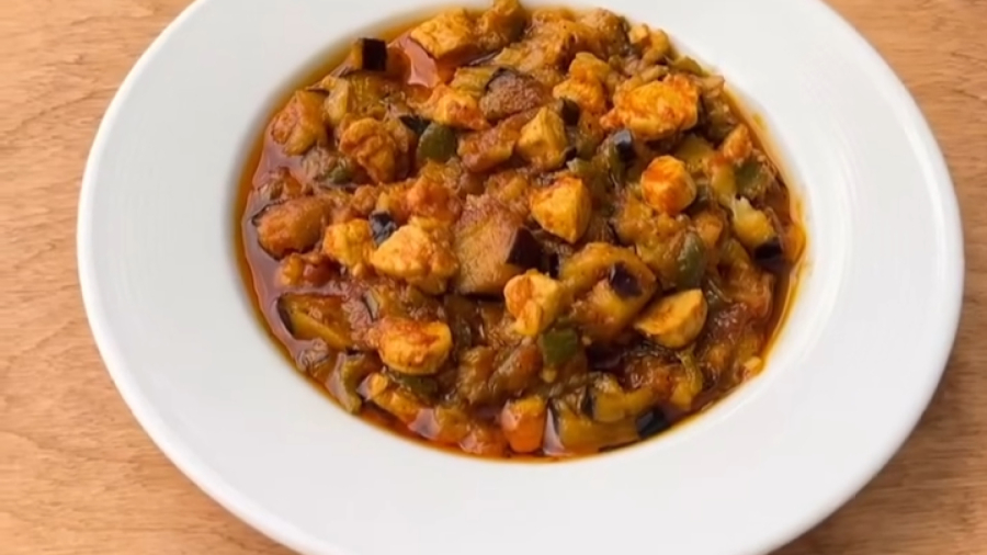 طرز تهیه خوراک بادمجون خوشمزه و سریع | دستور ساده با مرغ و سبزیجات