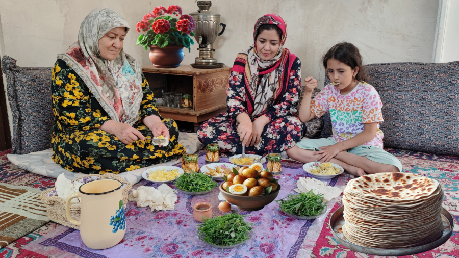 پخت نان محلی در تنور گلی |  نان خوشمزه در روستا