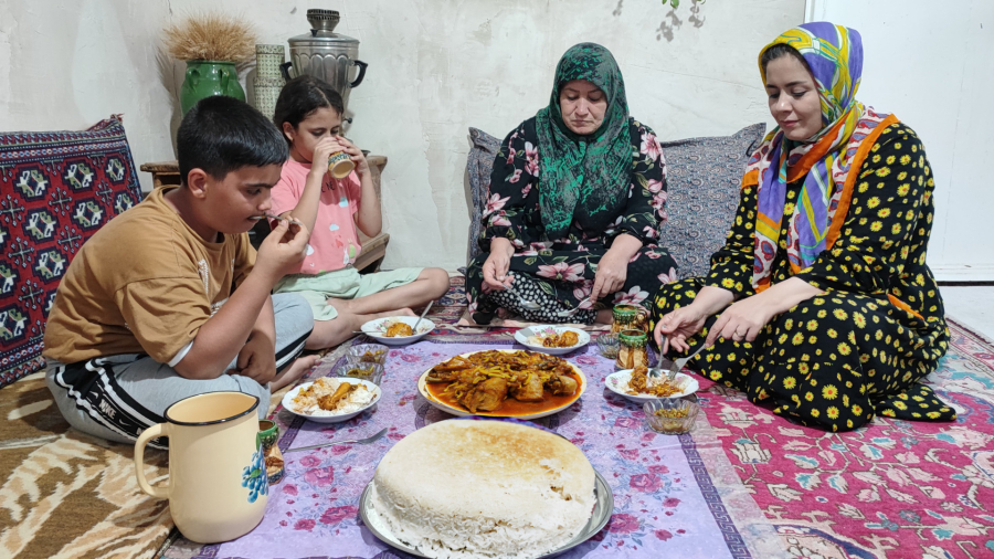 زندگی روستایی در کوهستان‌های ایران | برداشت و پخت خورش بادام