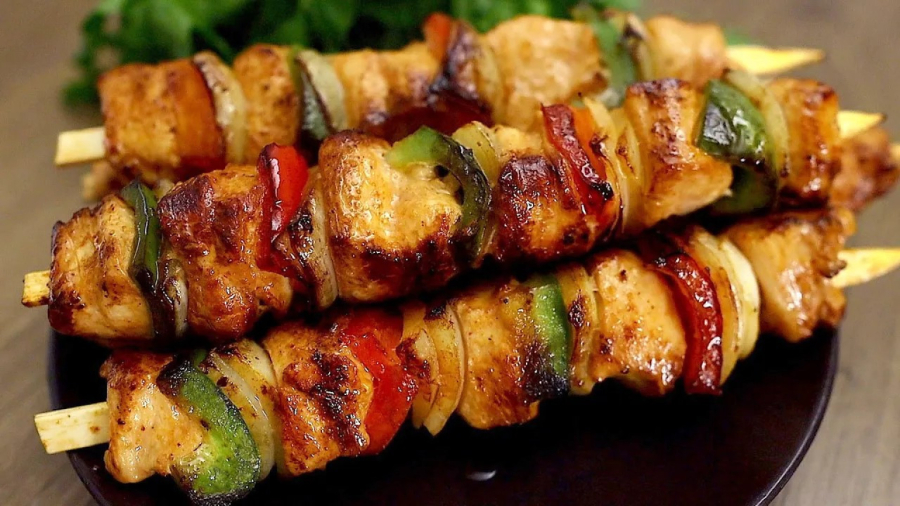 سینه مرغ خوشمزه با سبزیجات سرخ شده در ماهیتابه | دستور تهیه غذای آسان