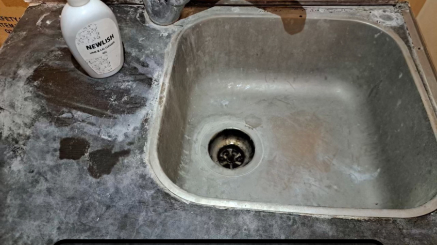 تمیز کردن رسوب و جرم استیل سینک با ژل رسوب زدا نیولیش