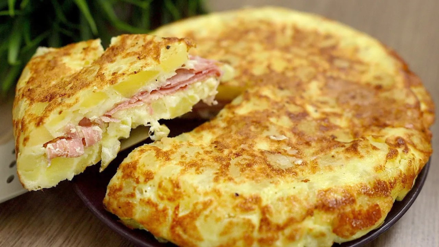 طرز تهیه غذای ساده که همه دوستش دارند! سیب زمینی و تخم مرغ در تابه ای